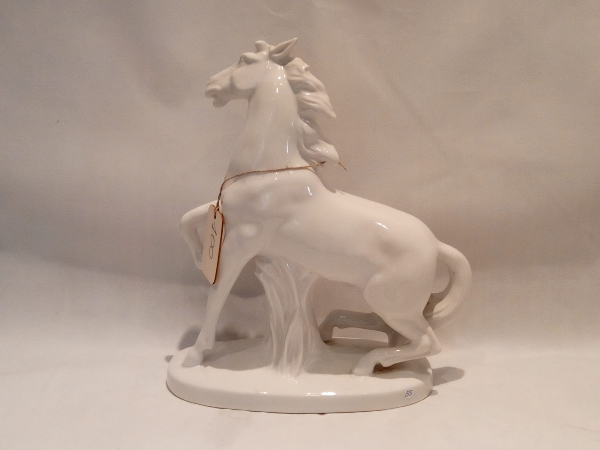 Cavallo bianco in porcellana